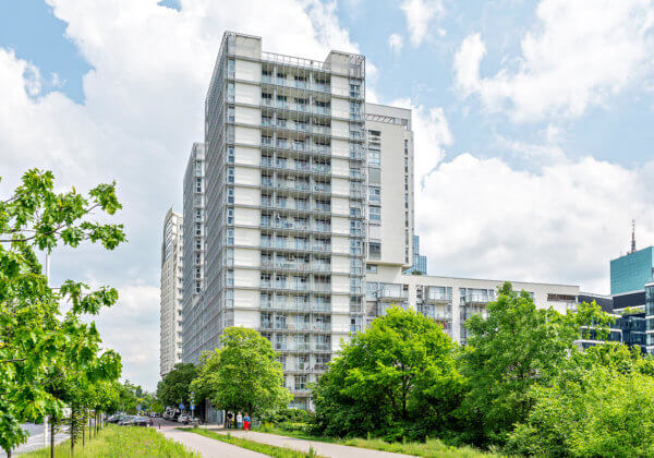 Wysokościowiec M2 został zrealizowany przez spółkę Citybud. 270 mieszkań, lokale użytkowe i dwupoziomowy garaż podziemny zostały oddane do użytkowania.